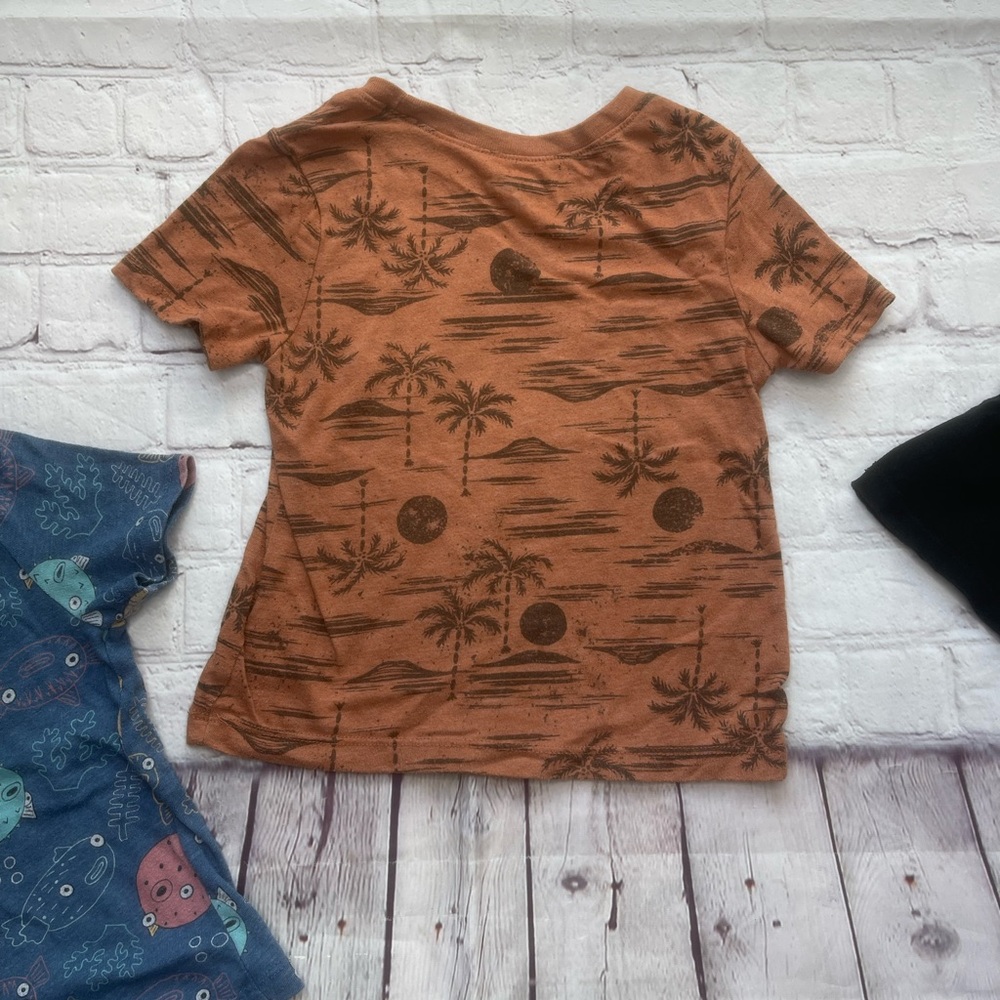 Old navy toddler, 3T T-shirt, bundle (3 shirts) beach undersea, graphic - Picture 4 of 7